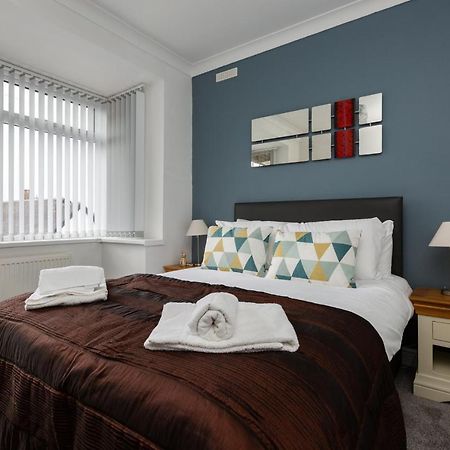 Hillside House - 2 Bedrooms Parking Wi-Fi Hospital 블랙풀 외부 사진