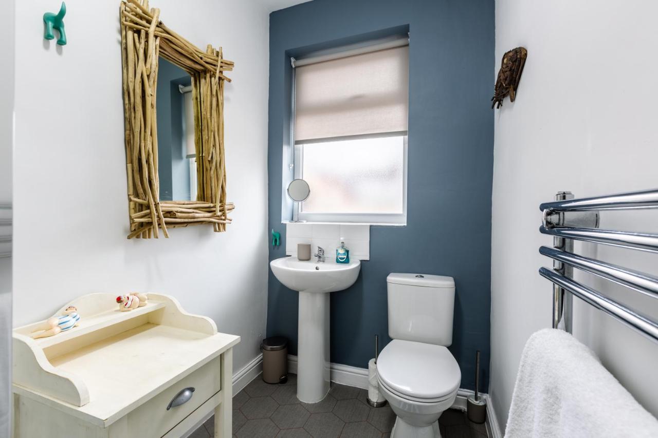 Hillside House - 2 Bedrooms Parking Wi-Fi Hospital 블랙풀 외부 사진