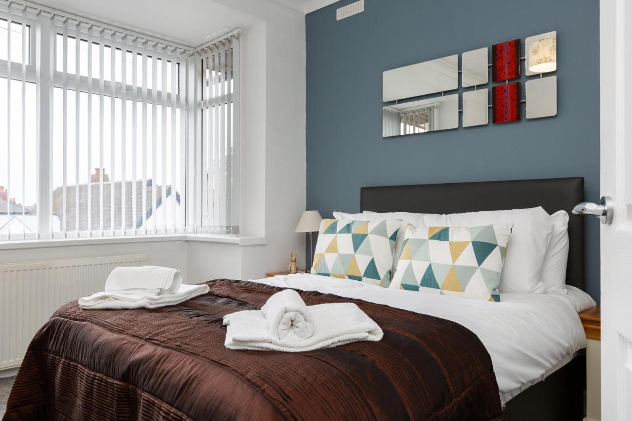 Hillside House - 2 Bedrooms Parking Wi-Fi Hospital 블랙풀 외부 사진