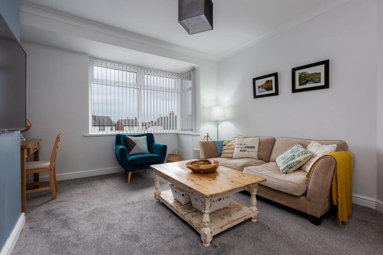 Hillside House - 2 Bedrooms Parking Wi-Fi Hospital 블랙풀 외부 사진