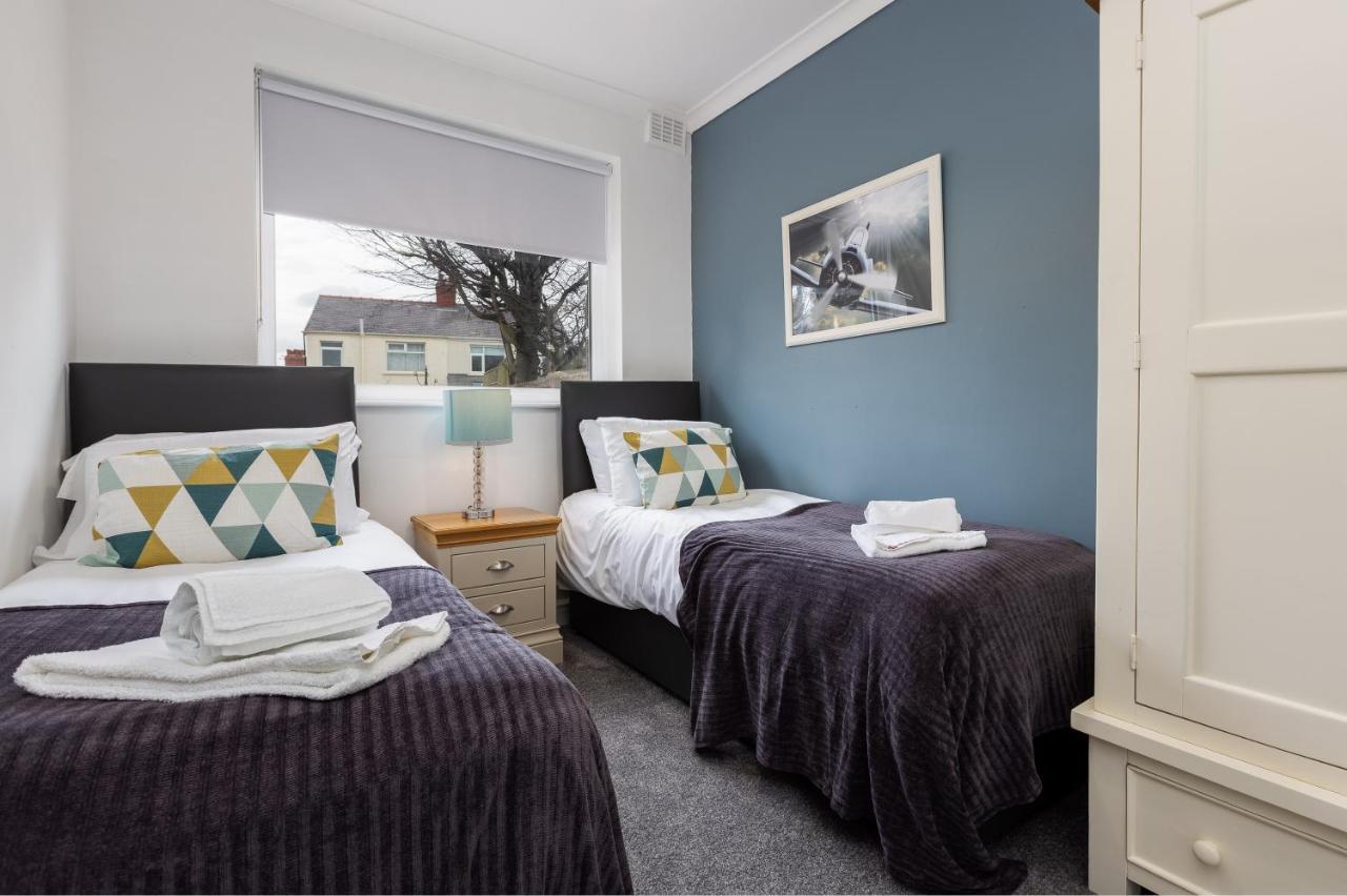 Hillside House - 2 Bedrooms Parking Wi-Fi Hospital 블랙풀 외부 사진