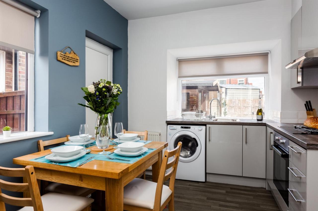 Hillside House - 2 Bedrooms Parking Wi-Fi Hospital 블랙풀 외부 사진