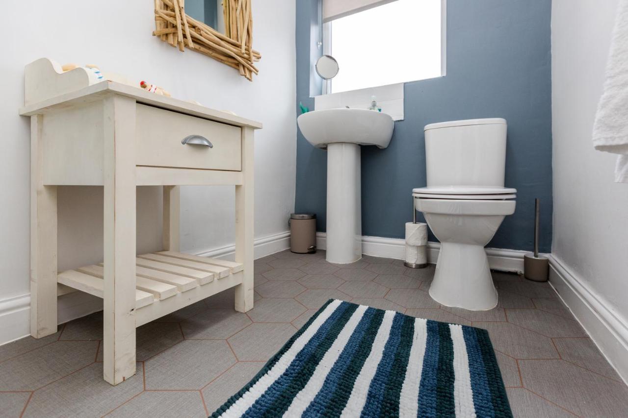 Hillside House - 2 Bedrooms Parking Wi-Fi Hospital 블랙풀 외부 사진