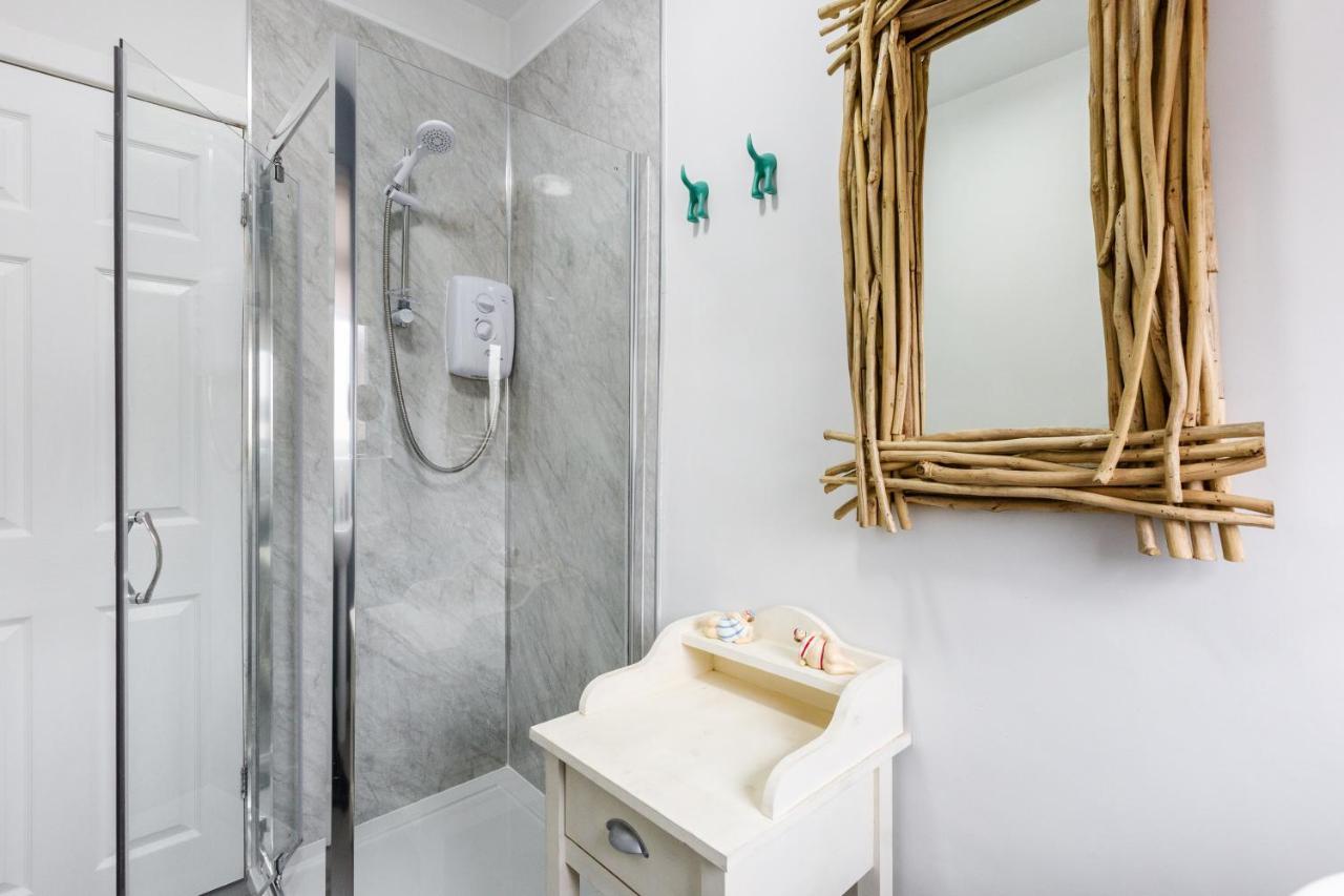 Hillside House - 2 Bedrooms Parking Wi-Fi Hospital 블랙풀 외부 사진