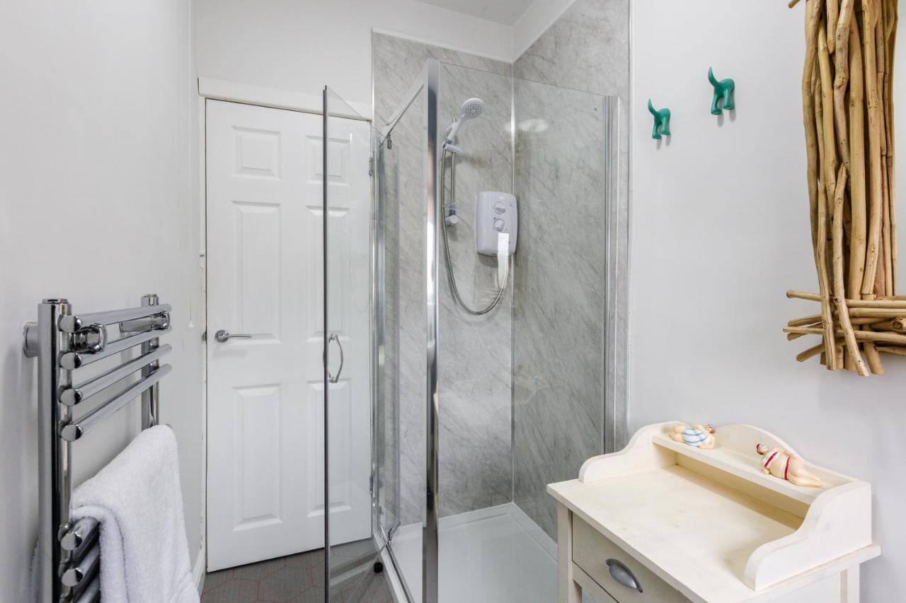 Hillside House - 2 Bedrooms Parking Wi-Fi Hospital 블랙풀 외부 사진