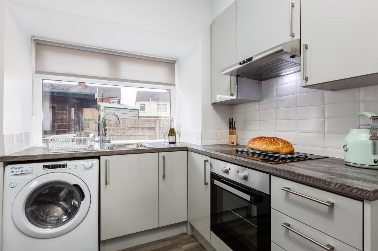 Hillside House - 2 Bedrooms Parking Wi-Fi Hospital 블랙풀 외부 사진