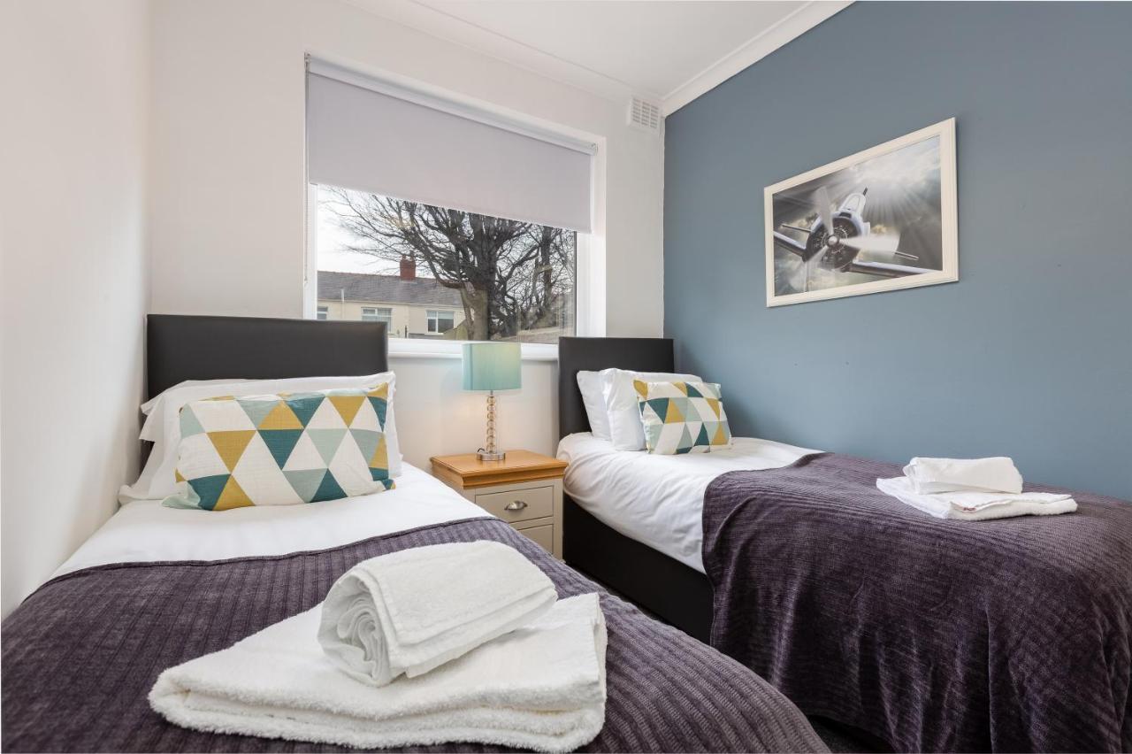 Hillside House - 2 Bedrooms Parking Wi-Fi Hospital 블랙풀 외부 사진