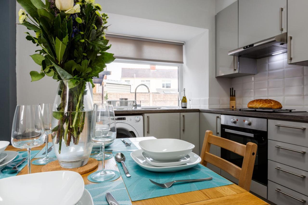 Hillside House - 2 Bedrooms Parking Wi-Fi Hospital 블랙풀 외부 사진