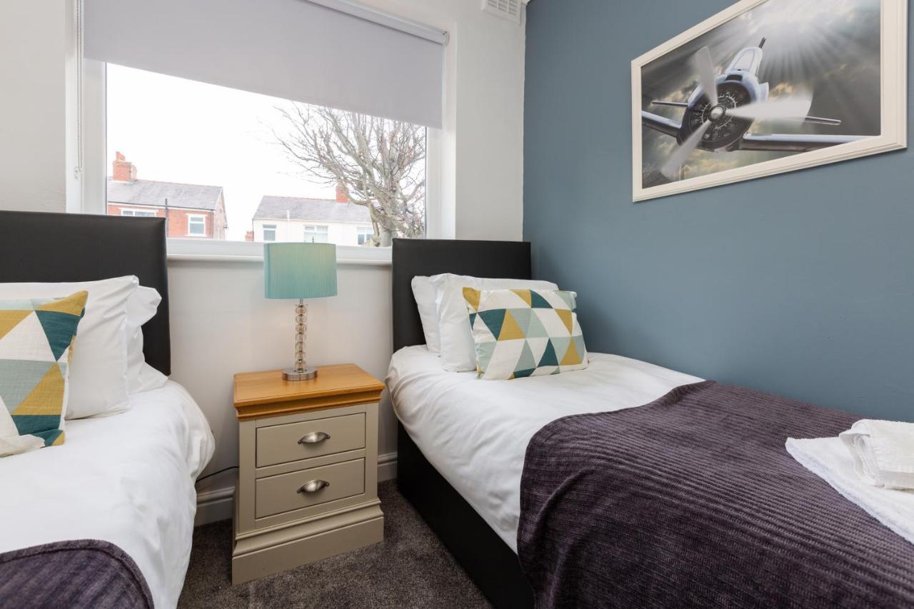 Hillside House - 2 Bedrooms Parking Wi-Fi Hospital 블랙풀 외부 사진