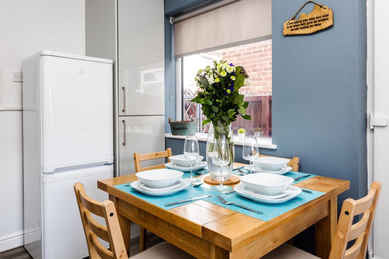 Hillside House - 2 Bedrooms Parking Wi-Fi Hospital 블랙풀 외부 사진