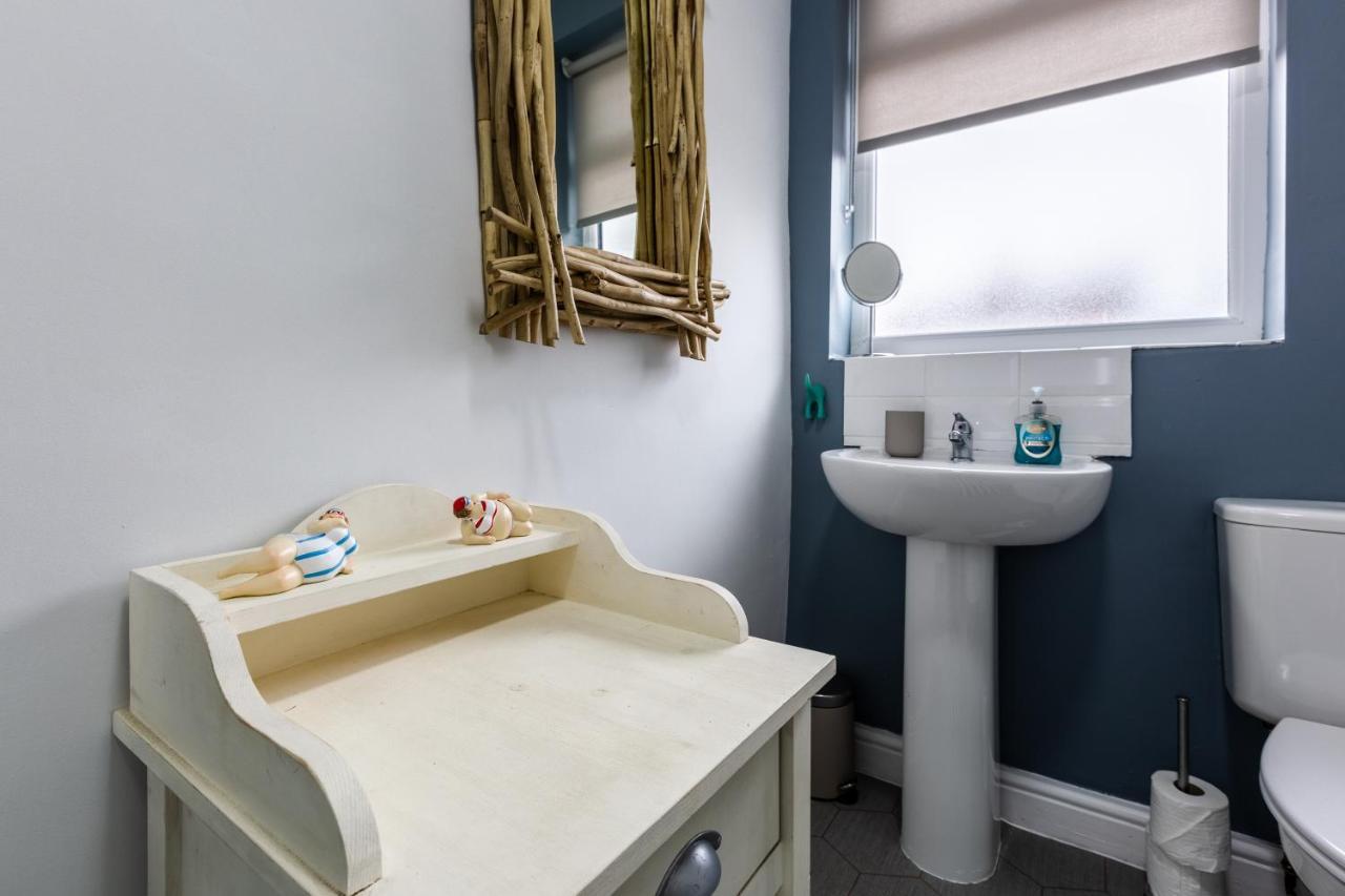 Hillside House - 2 Bedrooms Parking Wi-Fi Hospital 블랙풀 외부 사진