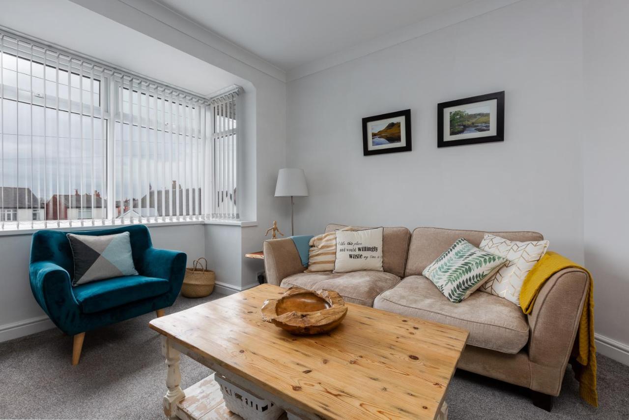Hillside House - 2 Bedrooms Parking Wi-Fi Hospital 블랙풀 외부 사진