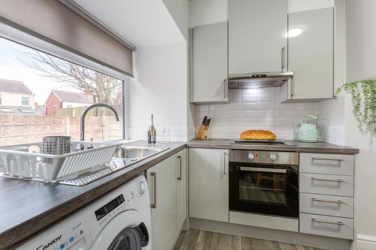 Hillside House - 2 Bedrooms Parking Wi-Fi Hospital 블랙풀 외부 사진