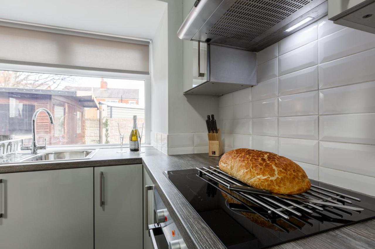 Hillside House - 2 Bedrooms Parking Wi-Fi Hospital 블랙풀 외부 사진
