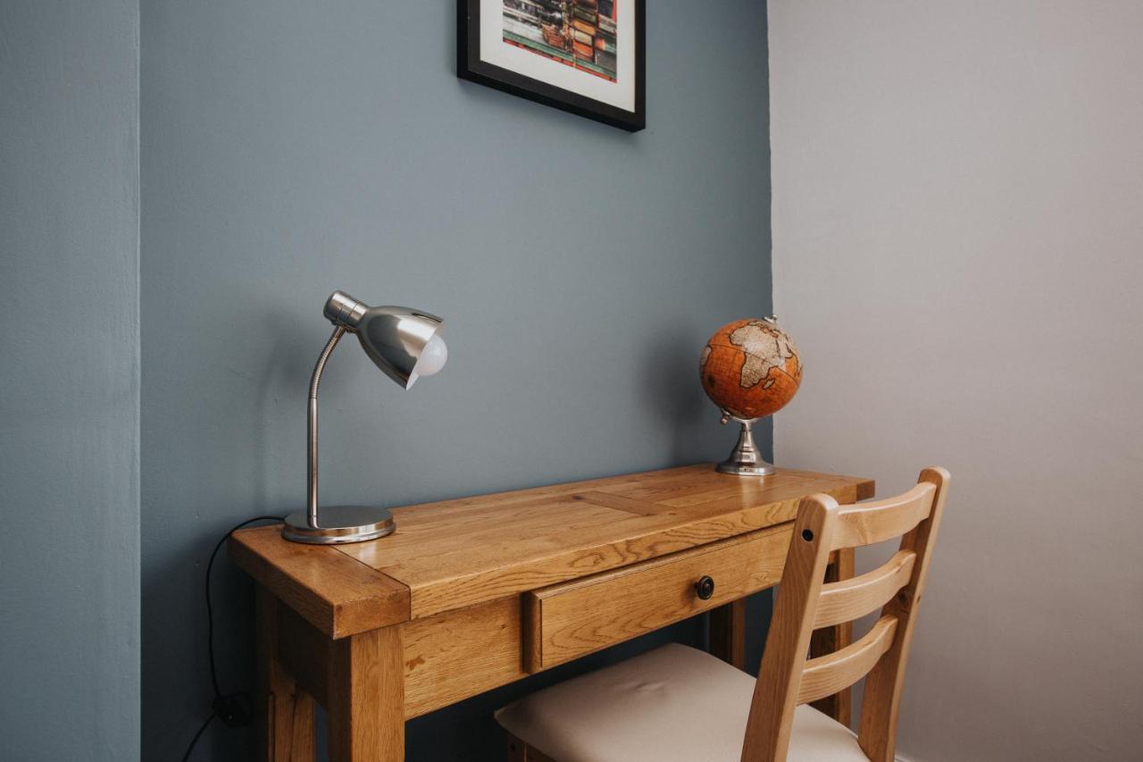 Hillside House - 2 Bedrooms Parking Wi-Fi Hospital 블랙풀 외부 사진