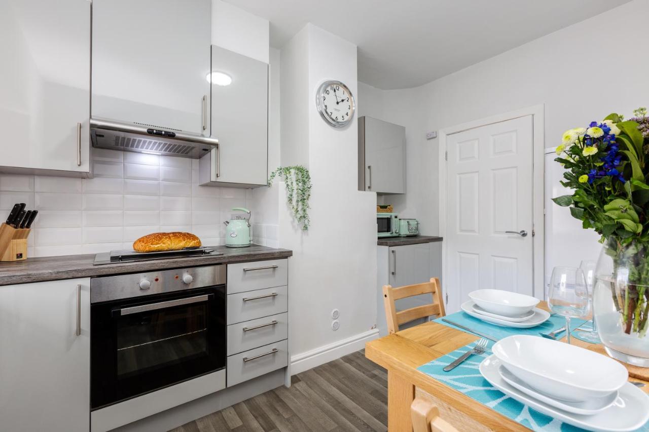 Hillside House - 2 Bedrooms Parking Wi-Fi Hospital 블랙풀 외부 사진